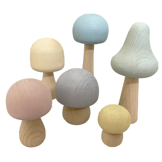 Set van 6 pastel houten paddenstoelen in diverse vormen en zachte kleuren, ideaal voor decoratie of kinderspeelgoed.