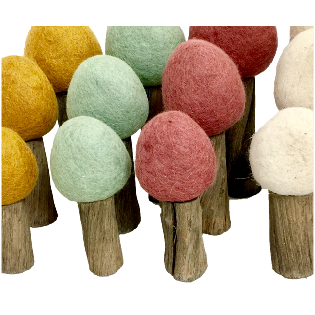 Earth Forest Trees/12pc decoratieve vilten boompjes met houten stam in diverse kleuren, perfect voor kinderkamer of seizoensdecoratie.