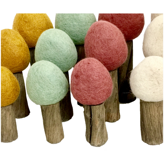 Earth Forest Trees/12pc decoratieve vilten boompjes met houten stam in diverse kleuren, perfect voor kinderkamer of seizoensdecoratie.