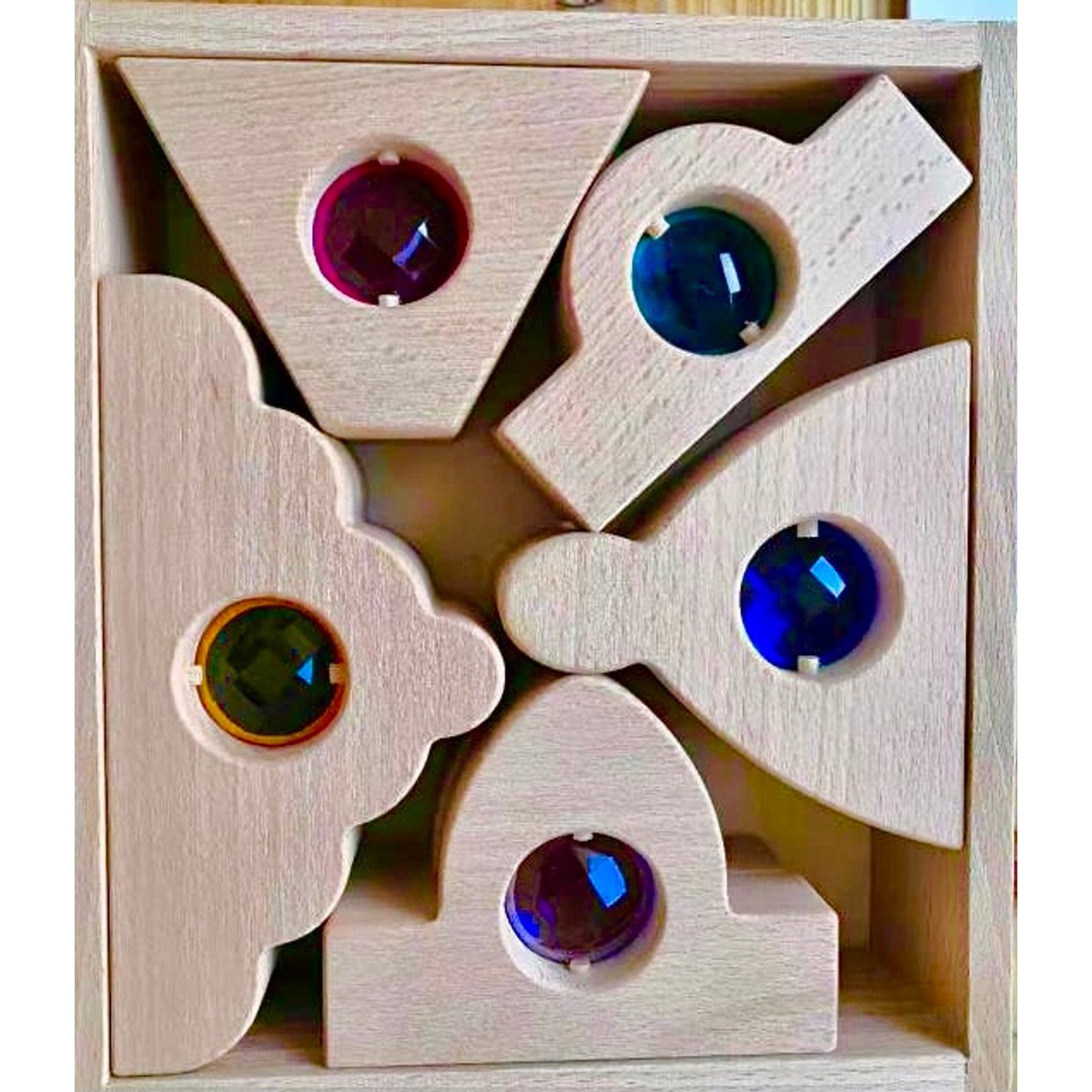 Houten bouwstenen Dutch Windows/10pc met gekleurde edelsteenramen in unieke vormen, ideaal voor creatief spel en decoratie.