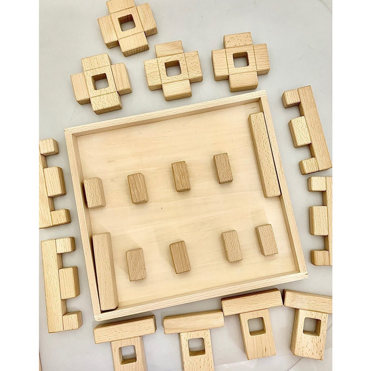 Uit elkaar gehaalde Hashtag Extender Set/22pc met houten bouwstukken rondom een houten lade, perfect voor creatief bouwen en leren.