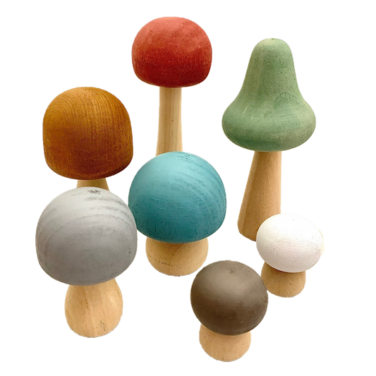 Set van 7 houten Earth Mushrooms in diverse kleuren en vormen, ideaal als decoratie of speelgoed in de categorie houten speelgoed.