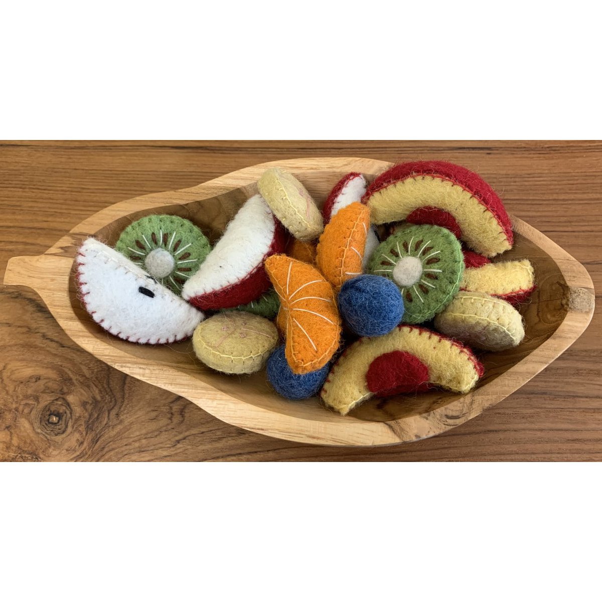 Fruit Salad/18pc van vilt gepresenteerd in houten schaal met kleurrijke fruitstukken, ideaal als duurzaam speelgoed of decoratief item.