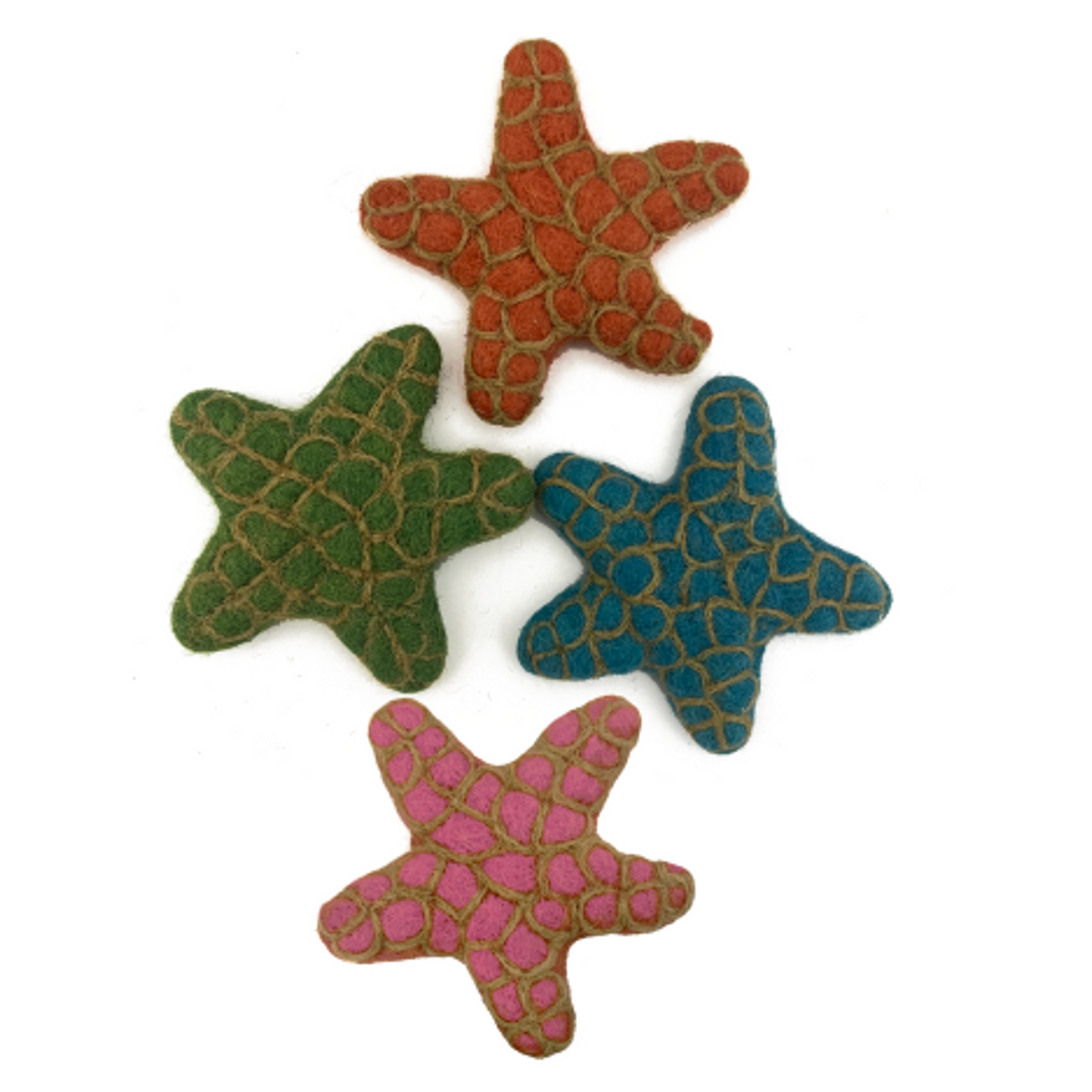 Set van vier Sea Star Duebeni decoratieve vilten zeesterren in rood, groen, blauw en roze met mozaïekpatroon, ideaal voor woondecoratie.