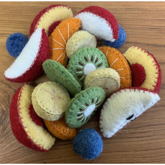 Handgemaakte vilten Fruit Salad/18pc met kleurrijke stukjes appel, kiwi, sinaasappel en bosbes op houten ondergrond. Perfect voor speelgoed of decoratie.