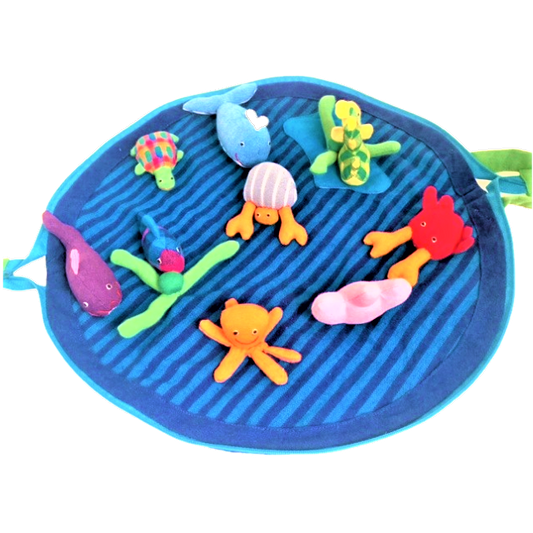 Sea Pouch speelkleed met zachte pluche zeedieren zoals octopus, schildpad en walvis op een blauw gestreeelde ondergrond. Ideaal voor baby’s en peuters.