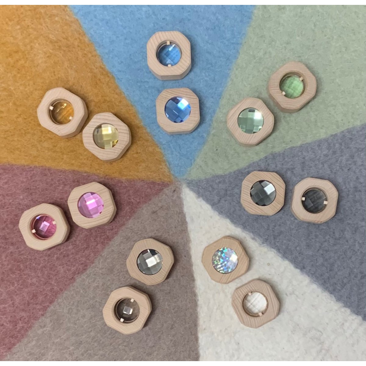 Bitcoin Earth Set/15pc verspreid op kleurrijk vilten oppervlak, met houten ringen en glanzende stenen voor open-ended spel en decoratie.