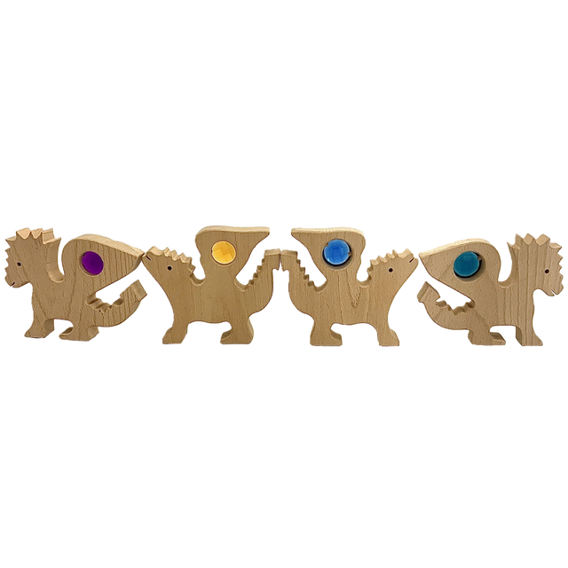 Gem Dragons/4pc houten drakenset in een rij geplaatst, elk met een unieke edelsteen. Ideaal voor speelgoedcollecties en creatieve opstellingen.