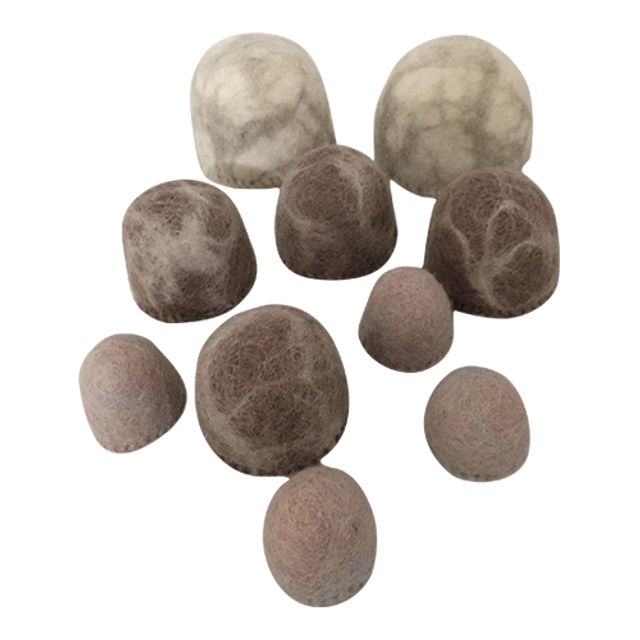 Set van 10 decoratieve Winter Rocks/10pc in natuurlijke tinten, ideaal als vilten speelstenen of interieurdecoratie in winterthema.