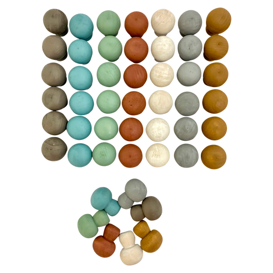 Mini Earth Mushroom/49pc houten speelset in aardetinten, gerangschikt in rijen voor educatief en sensorisch spel.