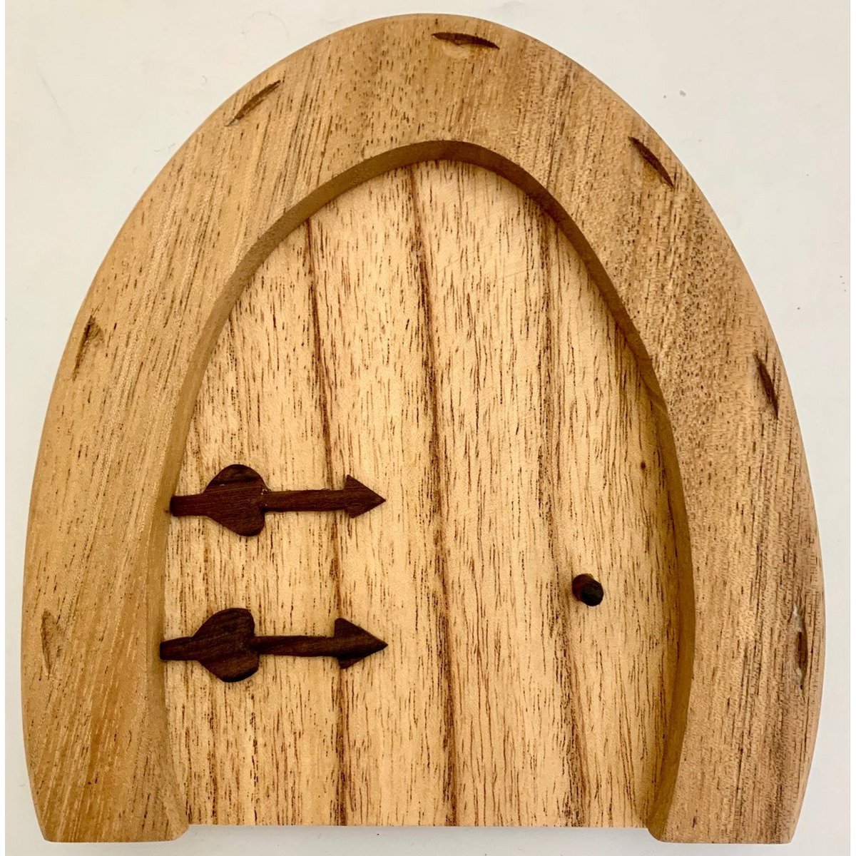 Houten Fairy Door/3pc met boogvormig ontwerp en decoratieve scharnieren, ideaal voor sprookjesachtige miniatuurtuinen of kinderkamers.