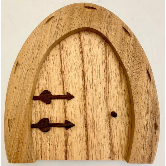 Houten Fairy Door/3pc met boogvormig ontwerp en decoratieve scharnieren, ideaal voor sprookjesachtige miniatuurtuinen of kinderkamers.
