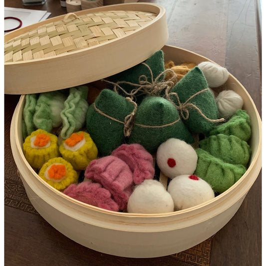 Yum Cha Set in Bamboo Steamer met kleurrijke handgemaakte vilten dim sum in bamboe mand, ideaal voor kinderspeelgoed of decoratie