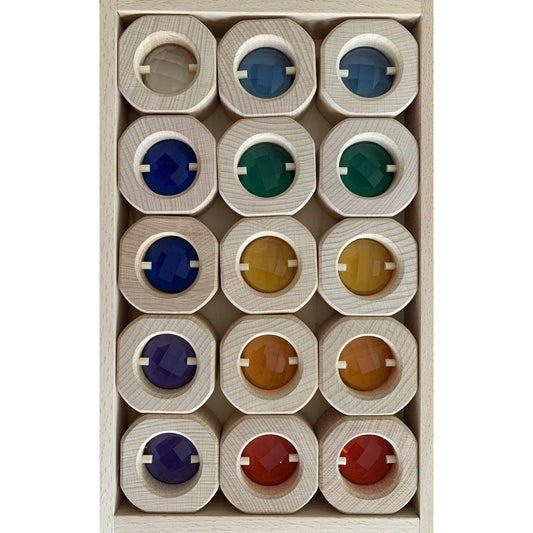 Bitcoin Window Rainbow Set/15pc met houten ringen en gekleurde kristallen, netjes gerangschikt in een houten opbergdoos.