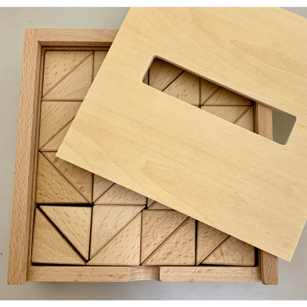 Large Wood Triangles/24pc in houten opbergdoos met schuifdeksel, ideaal voor educatief spel en motorische ontwikkeling.