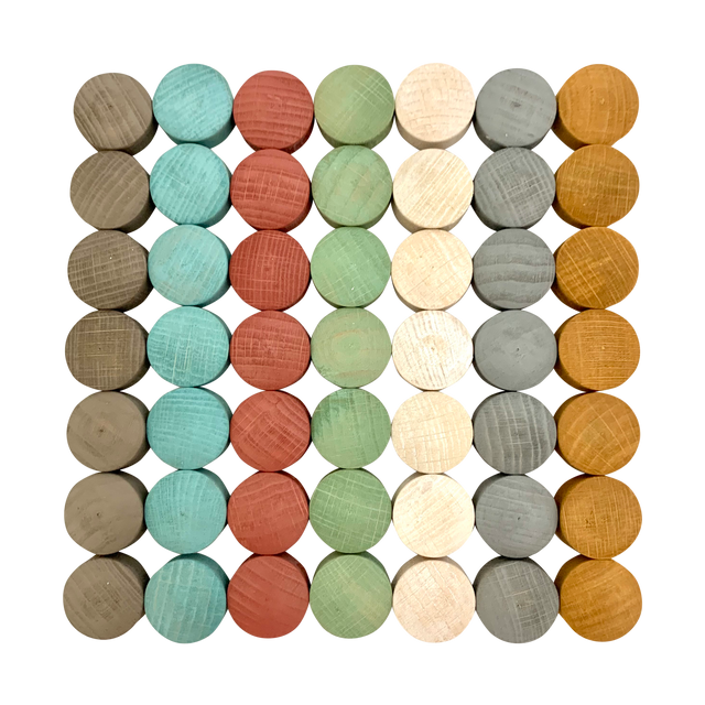 Mini Earth Convex/49pc houten speelstukken in aardetinten, gerangschikt in een vierkant patroon voor educatief en sensorisch spel.