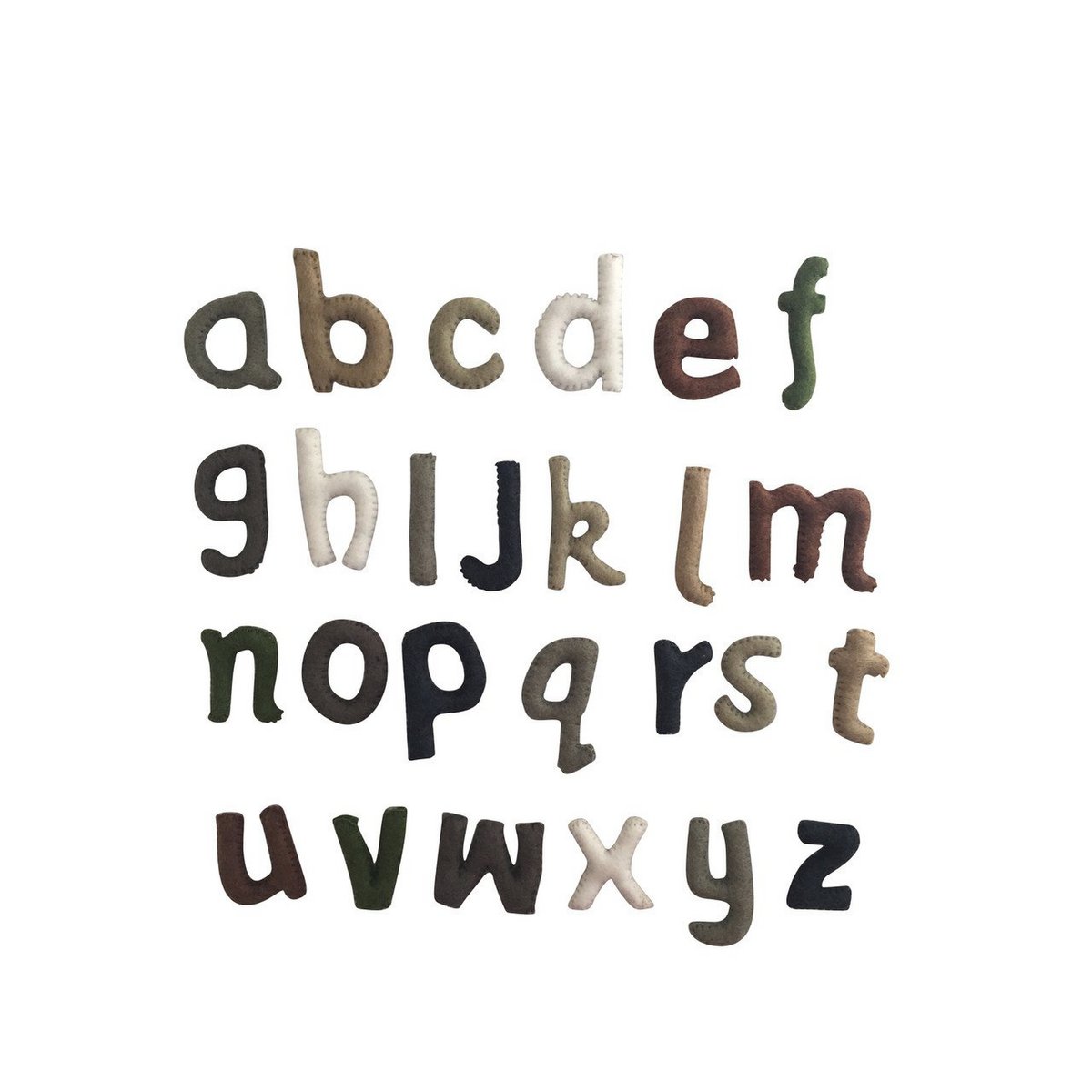 Set van zachte stoffen letters in natuurlijke tinten, inclusief de Lowercase Alphabet Natural Stitched 7cm H, ideaal voor kinderkamerdecoratie.