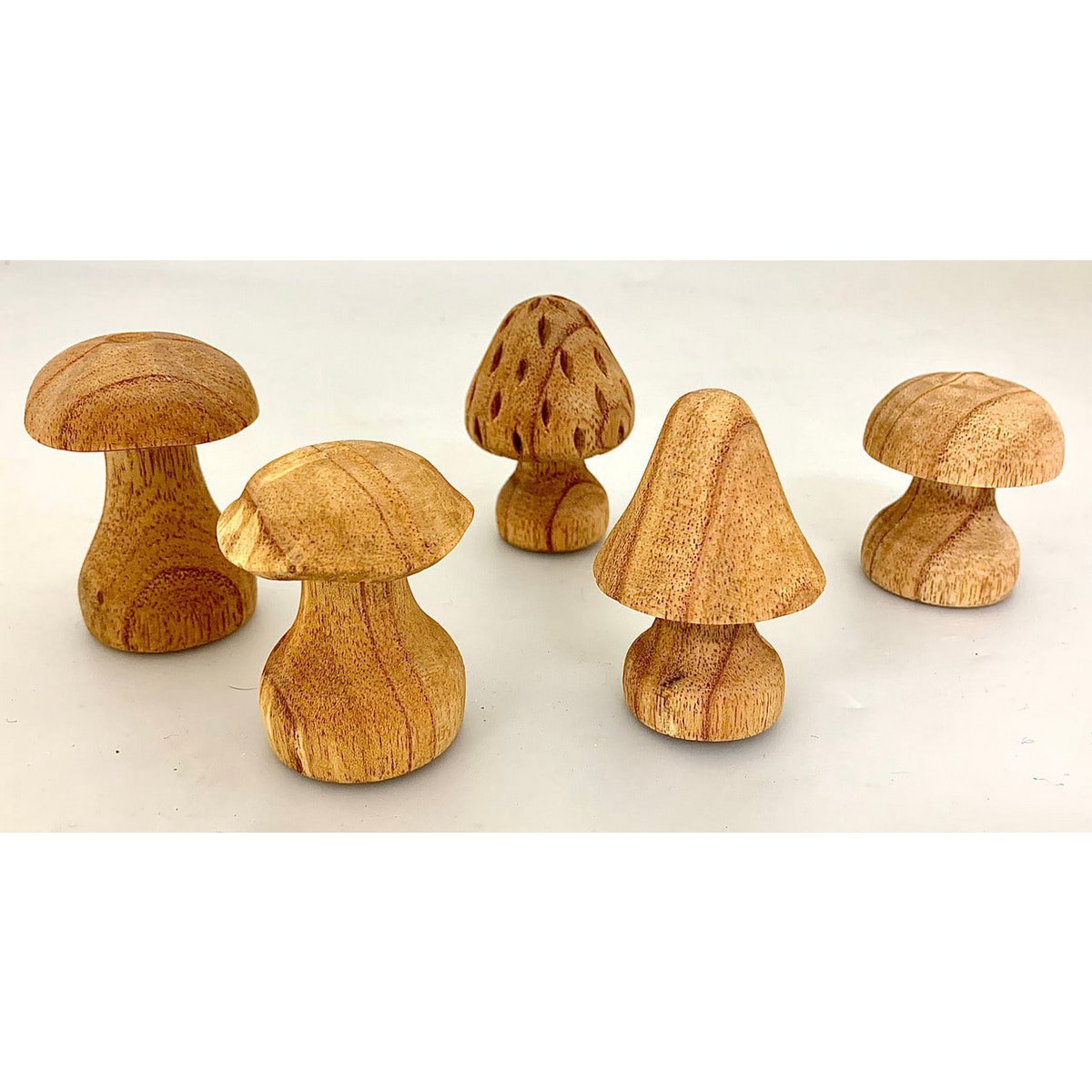 Vijfdelige set Mushrooms Hand Carved van glad afgewerkt hout, ideaal voor rustieke interieurdecoratie of ambachtelijke cadeau-ideeën.