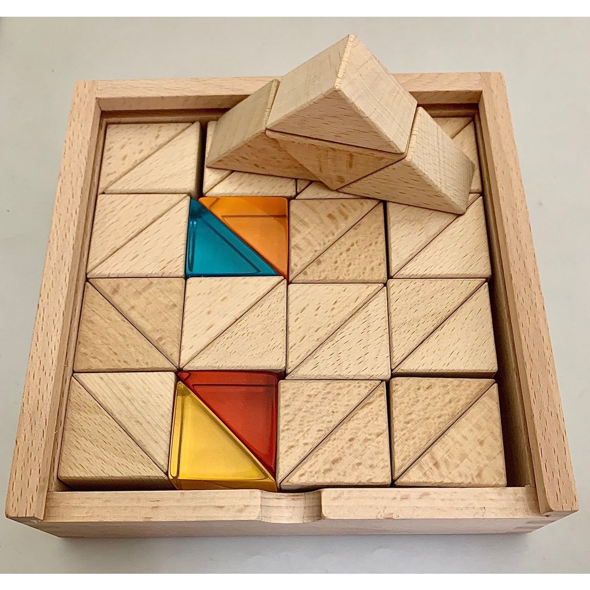 Small Wood Triangles/32pc met kleurrijke transparante driehoeken, ideaal voor sensorisch spel en constructie in houten puzzelset