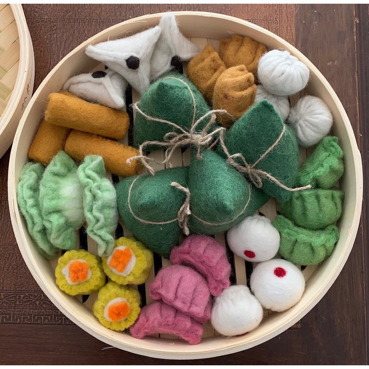Vilten Yum Cha Set in Bamboo Steamer met diverse dim sum zoals dumplings en loempia’s, perfect voor speelkeuken of cadeau