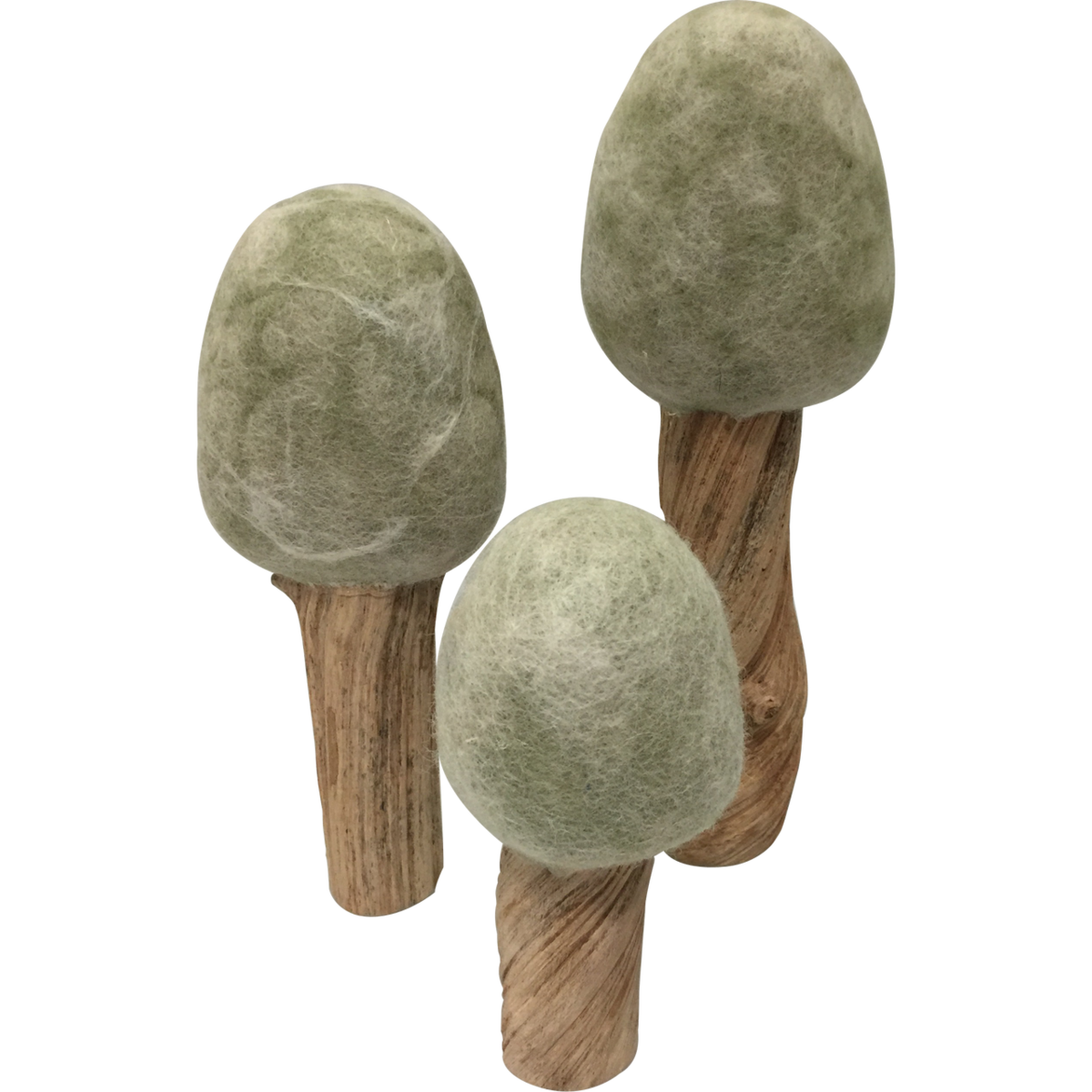 Decoratieve Winter Trees/3 boompjes met vilten groene toppen en houten stam, perfect voor winterse interieurdecoratie of kerstversiering.