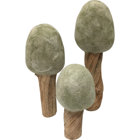 Decoratieve Winter Trees/3 boompjes met vilten groene toppen en houten stam, perfect voor winterse interieurdecoratie of kerstversiering.