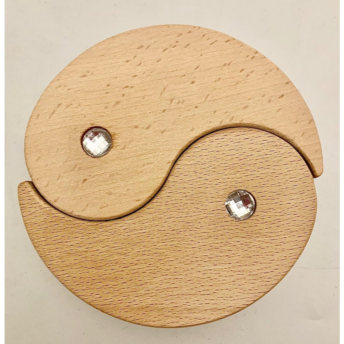 Fishbirds/8pc houten speelgoedset in yin-yang vorm met kristallen details, ideaal voor open-ended spel en decoratie.