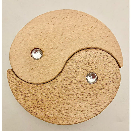 Fishbirds/8pc houten speelgoedset in yin-yang vorm met kristallen details, ideaal voor open-ended spel en decoratie.