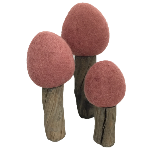 Decoratieve Earth Trees Autumn 3pc set met roze vilten boomtoppen en houten stammen, perfect voor herfstdecoratie in huis of etalage.