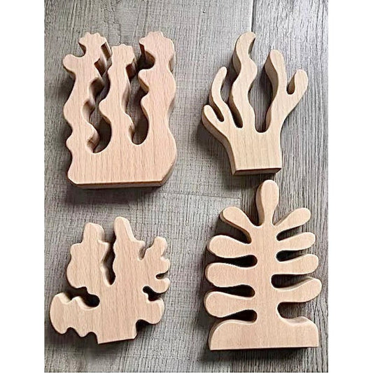 Set van 4 houten Sea Grasses decorstukken op houten vloer, perfect voor kinderkamer of Montessori speelgoedcategorie.