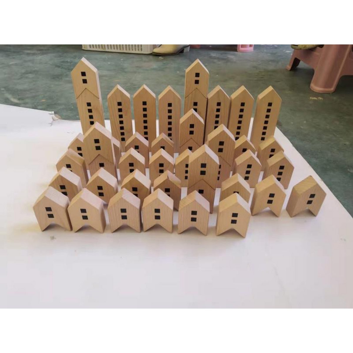 City Scape Blocks/22pc houten bouwset opgebouwd tot een miniatuur stadsgezicht, stimuleert creativiteit en motoriek.