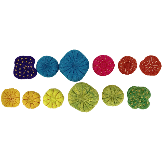 Fish Beds 4 sets/12pc in kleurrijke vilten bloemenvormen, ideaal als decoratieve slaapplaatsen voor aquariums of terraria.