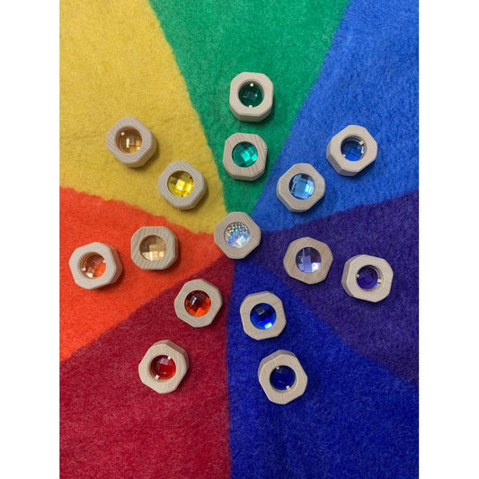 Bitcoin Window Rainbow Set/15pc op kleurrijke vilten achtergrond, houten blokken met regenboogkristallen in een cirkelvormige opstelling.