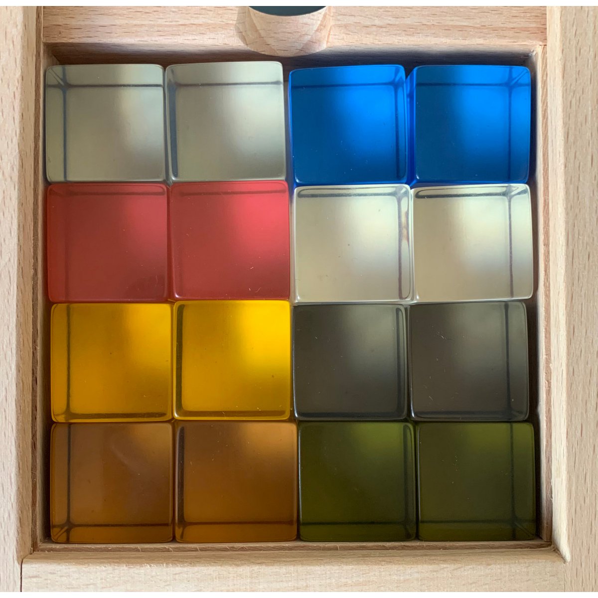 Earth Lucites/16pc set in houten doos met transparante gekleurde blokken in rood, blauw, geel, groen en wit, ideaal voor sensorisch spel.
