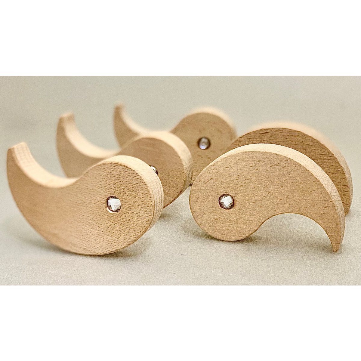 Fishbirds/8pc set bestaande uit 8 houten vis- en vogelvormen met glinsterende stenen, perfect voor sensorisch spel en Montessori speelgoed.