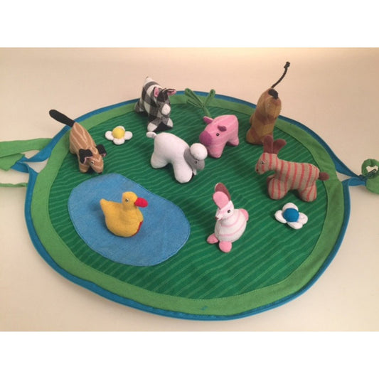 Farm Pouch speelkleed met pluche boerderijdieren rond een vijver, ideaal educatief speelgoed voor peuters en kleuters.