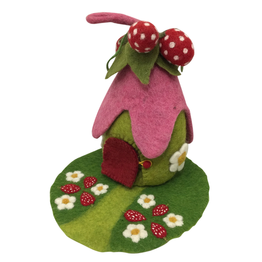 Handgemaakte vilten Strawberry House + Mat in roze en groen met aardbeien en bloemen, perfect als decoratief speelgoedhuisje voor kinderen.