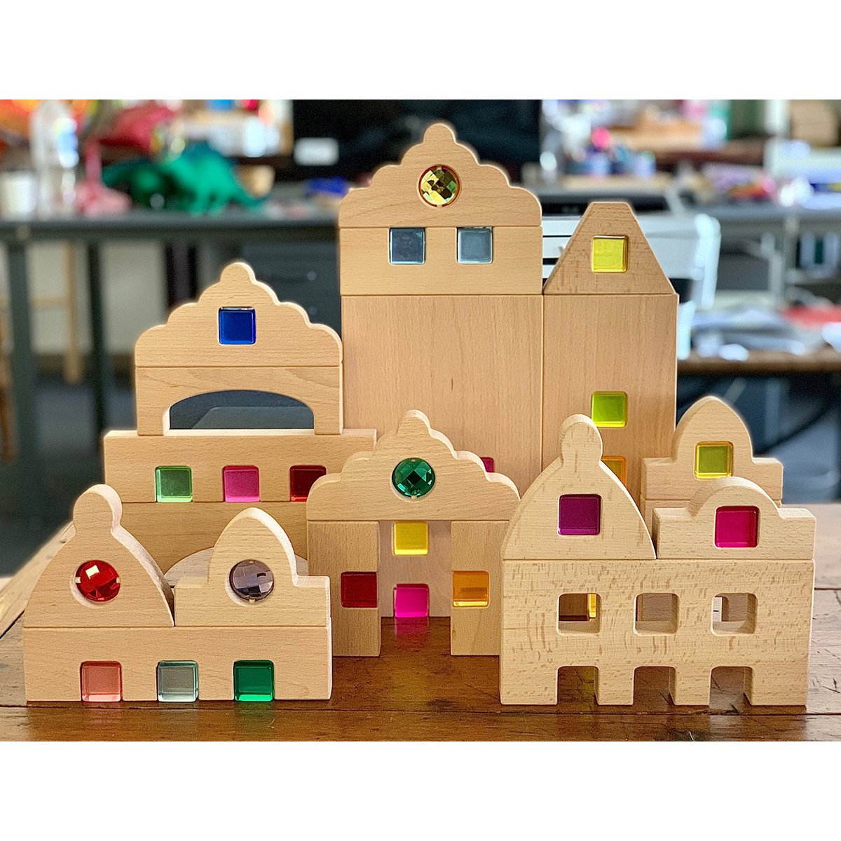 Complete set Dutch Windows/10pc houten huisjes met kleurrijke ramen, geïnspireerd op Nederlandse gevelarchitectuur voor kinderspel.