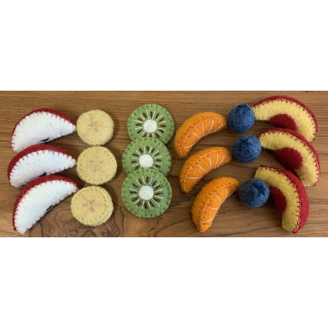 Complete set Fruit Salad/18pc van vilt met gesorteerde fruitstukken zoals appel, kiwi, citroen en sinaasappel, geschikt voor rollenspel en sensorisch leren.