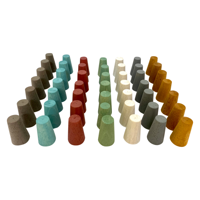 Mini Earth Cones/49pc in diverse aardetinten, gerangschikt in rijen voor educatief spel of sensorische ontwikkeling.