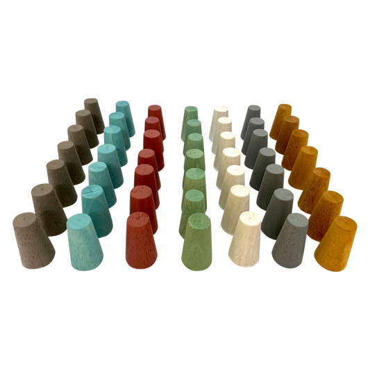 Mini Earth Cones/49pc in diverse aardetinten, gerangschikt in rijen voor educatief spel of sensorische ontwikkeling.
