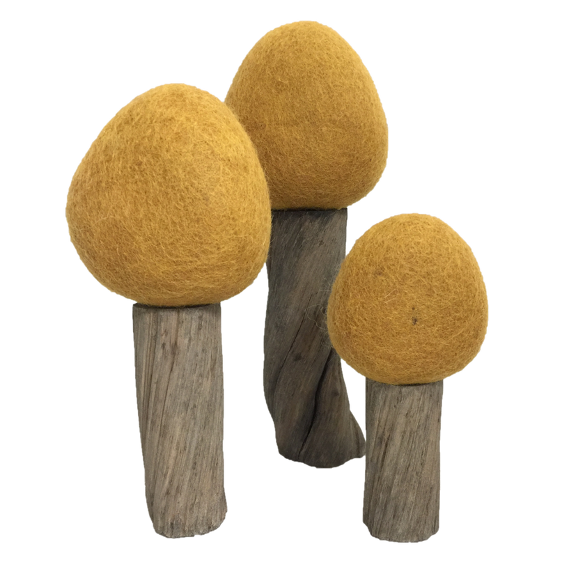 Decoratieve Earth Spring Trees 3pc met gele vilten toppen en houten stammen, perfect voor lente interieurdecoratie en natuurlijke woonaccessoires.