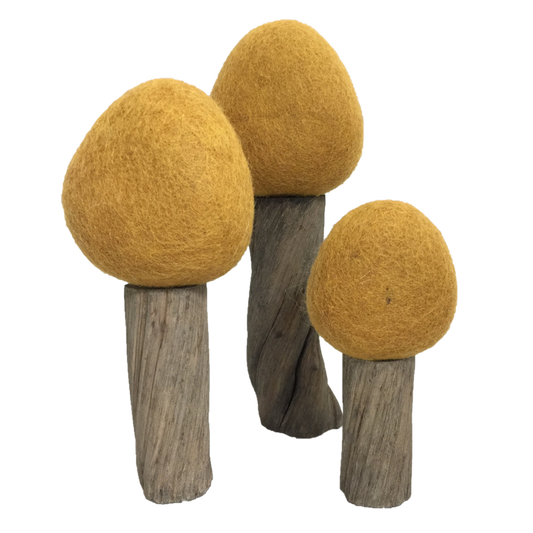 Decoratieve Earth Spring Trees 3pc met gele vilten toppen en houten stammen, perfect voor lente interieurdecoratie en natuurlijke woonaccessoires.