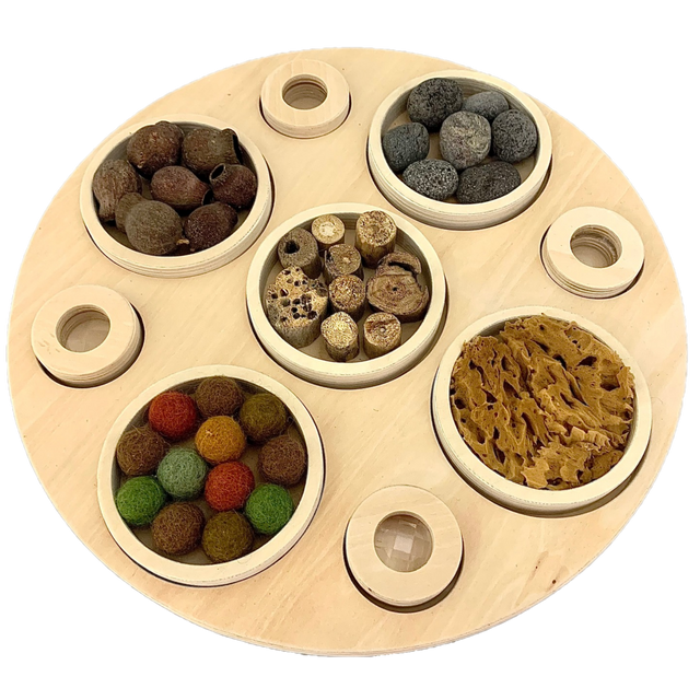Montessori ronde sensorische plank met 10 vakken gevuld met diverse voelmaterialen, ontworpen voor tactiele stimulatie en spelend leren.