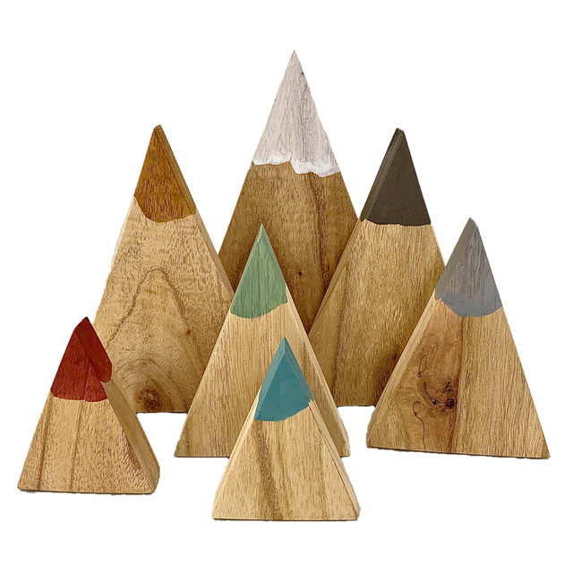 Mountain Range Earth/7pc houten speelgoedset met zeven handgeschilderde bergen in aardetinten, ideaal voor open-ended spel en decoratie.