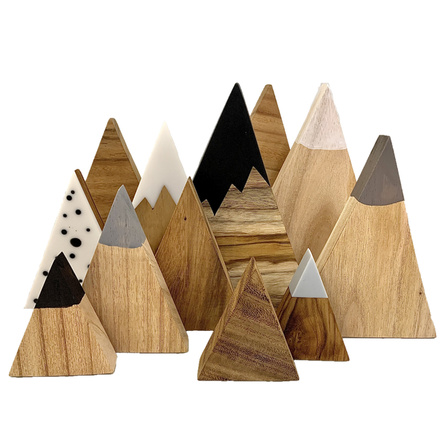 Decoratieve houten bergen in diverse kleuren en maten, inclusief Winter Mountains/4pc, geschikt voor creatieve tafeldecoratie of kinderkamer.