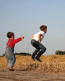 Spelen in het graan