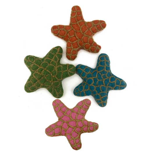 Set van vier Sea Star Duebeni decoratieve vilten zeesterren in rood, groen, blauw en roze met mozaïekpatroon, ideaal voor woondecoratie.
