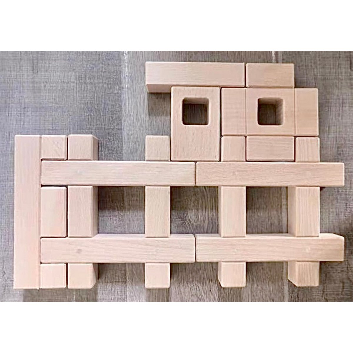 Hashtag Extender Set/22pc houten blokken samengesteld tot een treinvorm, bevordert fantasierijk spel en motorische vaardigheden.