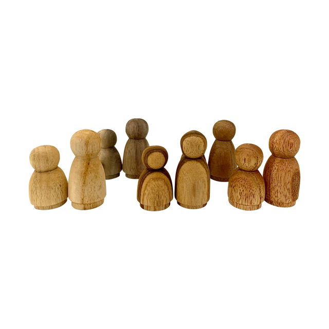 Groep van 10 Mini WW Wood Folk figuren in diverse houtsoorten, ideaal voor fantasierijk spel en houten speelgoed voor kinderen.